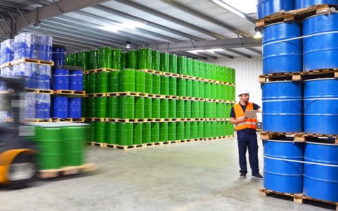 Mitarbeitender bei Risikobewertung Gefährdungsbeurteilung Gefahrstoffe